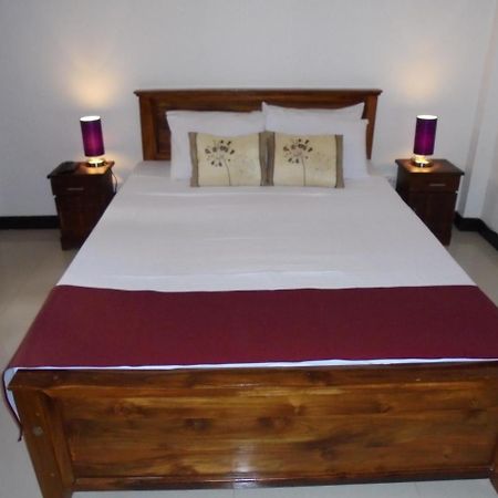Jmf Hotel Negombo Bagian luar foto