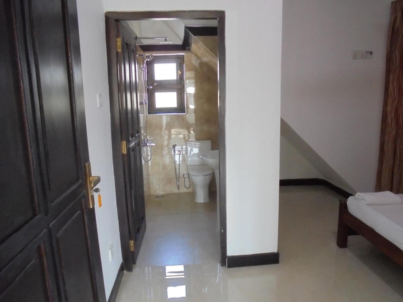 Jmf Hotel Negombo Bagian luar foto