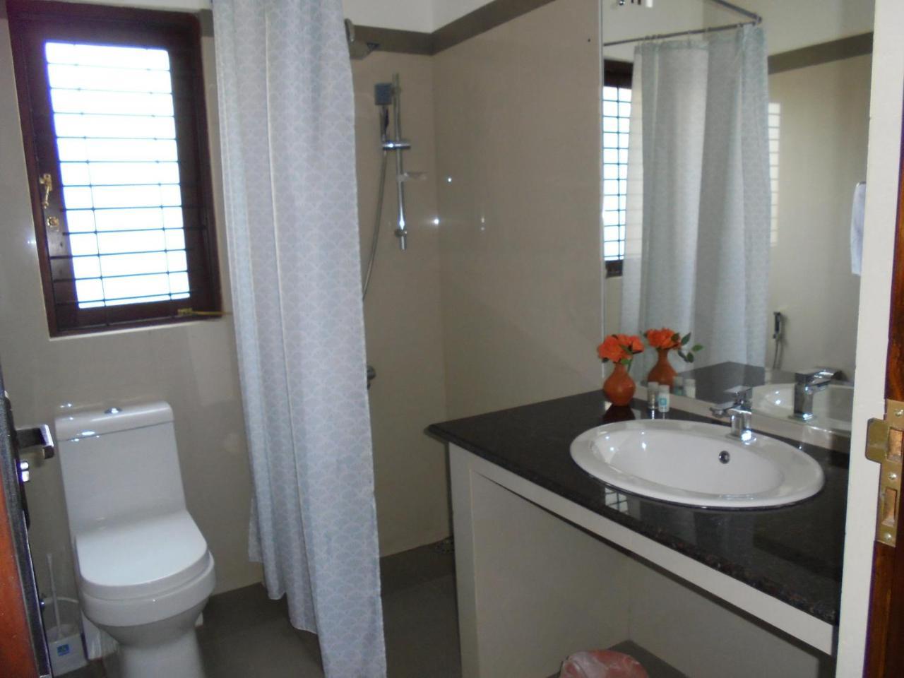 Jmf Hotel Negombo Bagian luar foto