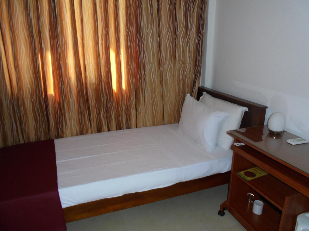 Jmf Hotel Negombo Bagian luar foto