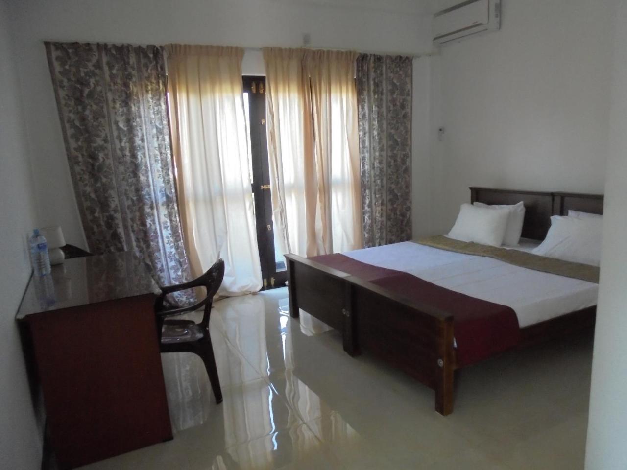 Jmf Hotel Negombo Bagian luar foto