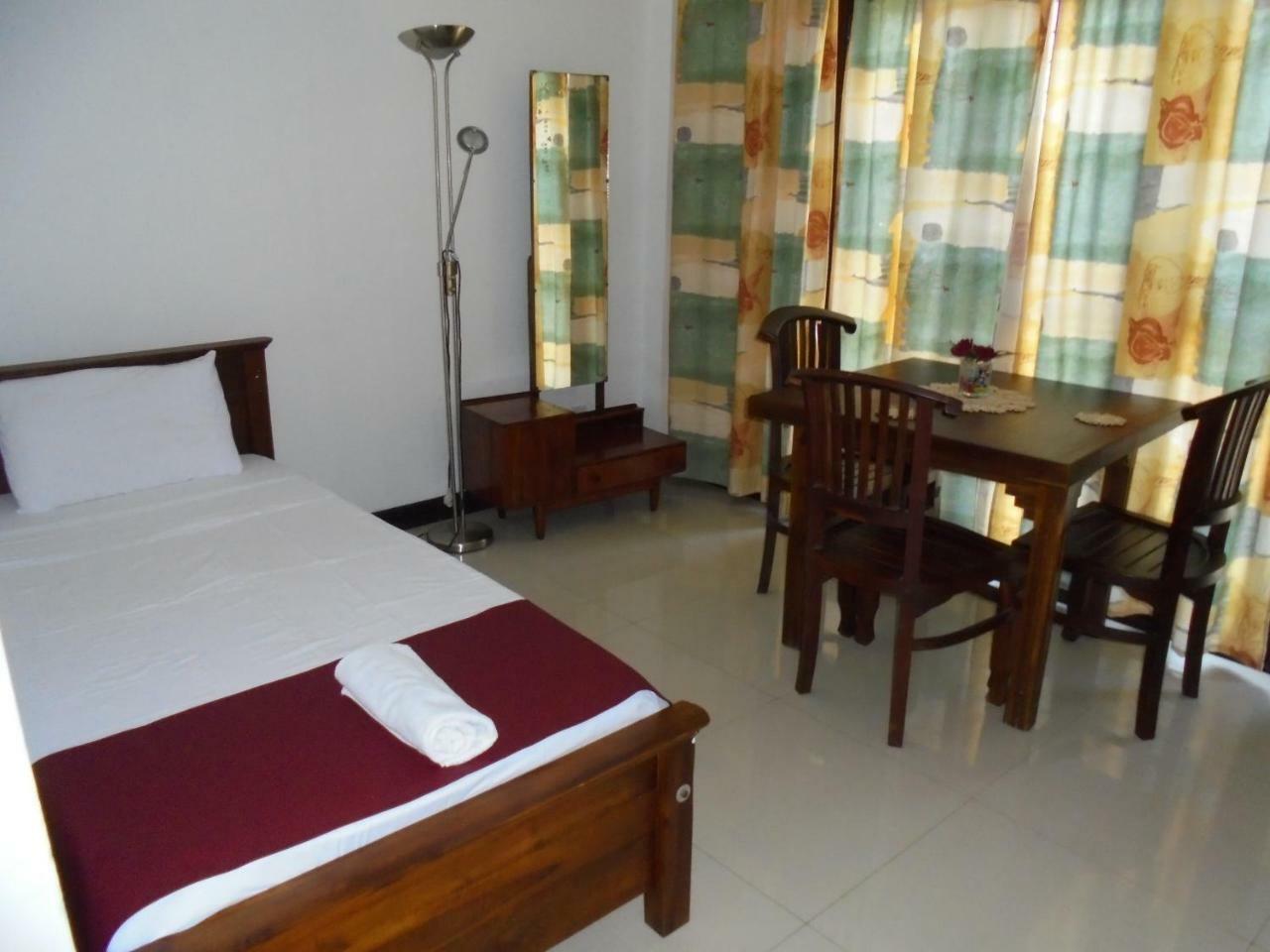 Jmf Hotel Negombo Bagian luar foto