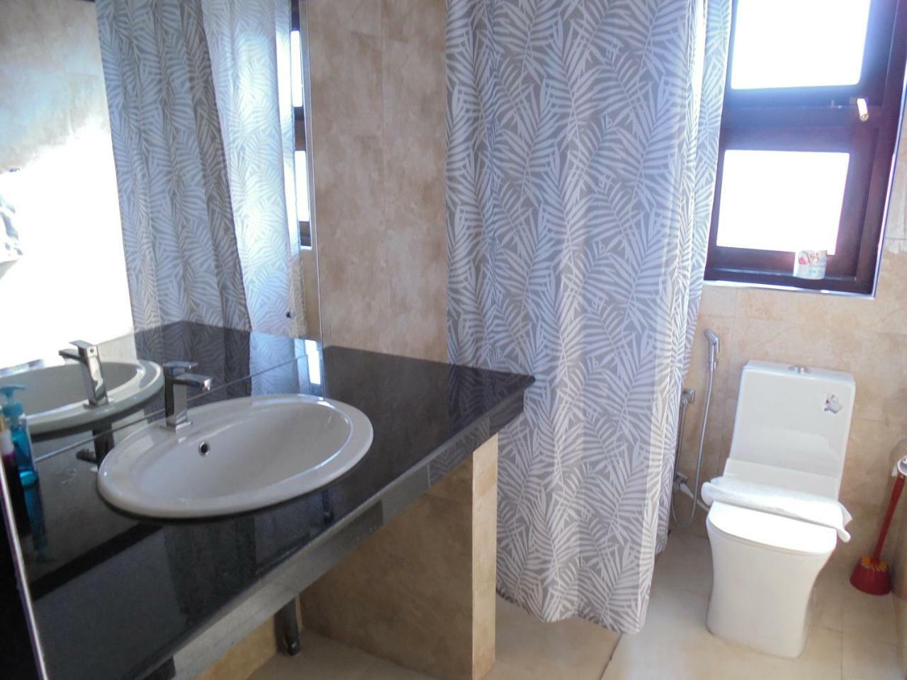 Jmf Hotel Negombo Bagian luar foto