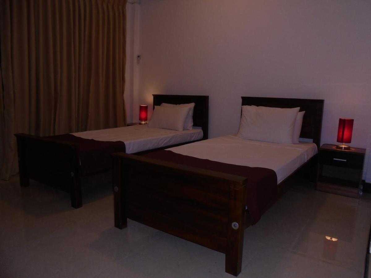 Jmf Hotel Negombo Bagian luar foto